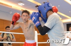 스트레이트 공격하는 복싱 함상명