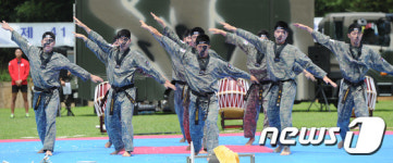 화려한 태권무
