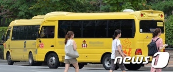 안이 보이지 않는 어린이 통학차량들