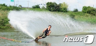 시원한 물줄기 일으키며