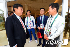 코리아하우스에서 만난 정몽규 단장과 이희범 위원장