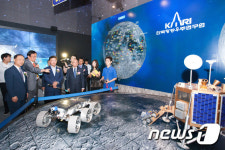 한국항공우주연구원 전시관 둘러보는 홍남기 차관