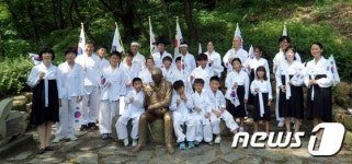 고 이일래 선생 동상에서 기념 촬영