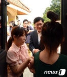 어린이 하차 도와주는 정진엽 장관