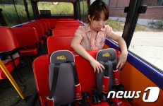 통학 후 차량에서 마무리 점검하는 어린이집 교사