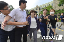 최경희 이대 총장 무거운 발걸음