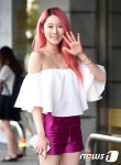 멜로디데이 차희, 무대의상 입고 화려한 출근길