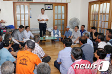 어르신 무더위 쉼터 찾은 홍윤식 장관