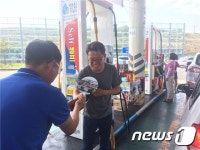 도로공사 문산주유소 휴가철 맞아 고객에게 부채선물