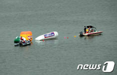 수상 퍼포먼스 벌이는 그린피스