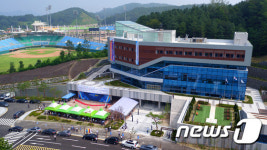 춘천 송암레포츠타운에 건립된 강원체육회관