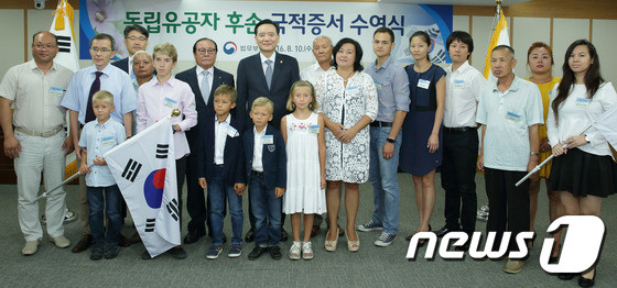 독립유공자 후손 27명, 국적증서 수여식 개최하여 대한민국의 미래 기대합니다