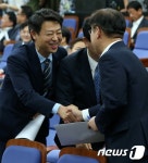 동료 의원들 격려 받는 김영호 의원