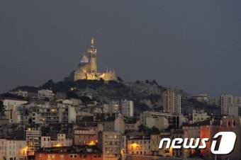 마르세유 덮친 검은 연무…산불 확산 남유럽 '불지옥'