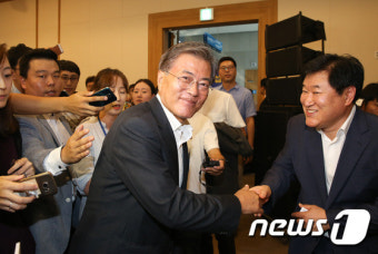 문재인 '부산대의원대회 왔습니다'