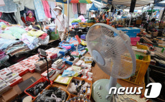 여름철 모란장에 선풍기는 필수
