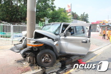 전주서 차량 전신주 충돌…남편 사망·아내 부상