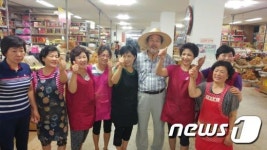 진안 인삼상인들과 화이팅 외치는 김무성