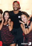 NBA  데릭로즈, 미녀 제시- NS윤지 사이에서 행복 미소~