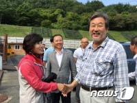 무주 머루와인동굴 입구에서 관광객 만난 김무성