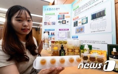 수용성 프로폴리스 개발 제품 설명하는 농진청 직원