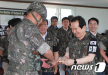 격려금 전달하는 정세균 의장