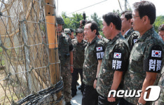 철책선 둘러보는 정세균 의장