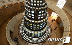 이승택 작가와 만난 백남준의 다다익선