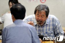 해장국 먹는 김무성 전 대표