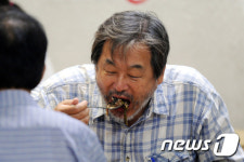 아침식사하는 김무성 전 대표
