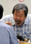 민생탐방 해장국 먹는 김무성