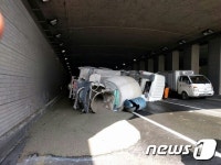 대구 월드컵지하차도서 레미콘 전복…운전자 부상