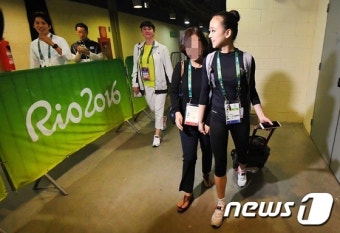 손연재, 올림픽 4위로 마감...엄마와 손 꼭잡고