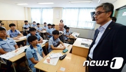 꺽이지 않는 폭염속 교육현장 찾은 이영 교육부 차관