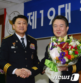 강신명 경찰청장에게 꽃다발 전달하는 이철성 경찰청장 후보자