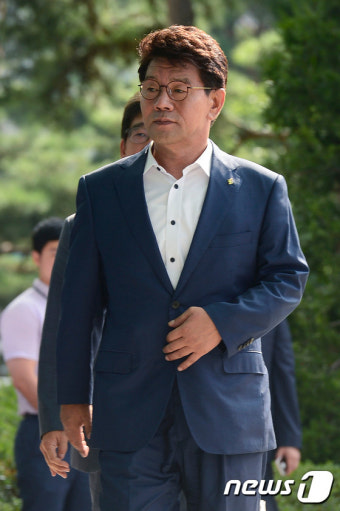 소환 조사받으러 온 이청연 교육