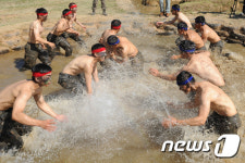 참호격투하는 유격과정전문 교육생들