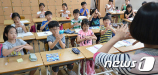 손 씻기 교육 배우는 어린이들