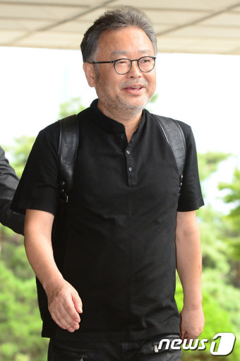 웃으며 검찰 출석하는 조동원 전 새누리당 홍보기획본부장