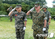연평도 포격 전사자 참배하는 한미 해병대 주요지휘관
