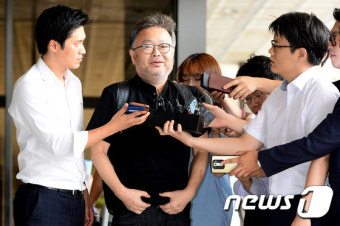 '공짜 동영상' 조동원 전 새누리 홍보본부장 피의자로 檢 출석(종합)