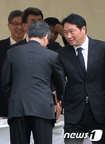 참석자들과 인사 나누는 최태원 회장
