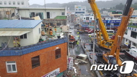 경남 진주 3층 건물 지붕 무너져 3명 매몰…현재 구조작업 중