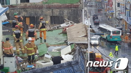 경남 진주서 3층 건물 붕괴…근로자 3명 매몰