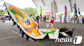 힘차게 황룡기 돌리는 무풍면 기절놀이보존회