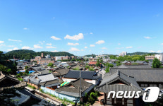 한옥 위 파랗게 다가온 가을하늘