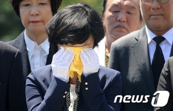 봉하마을 찾은 추미애, '눈물'의 참배…