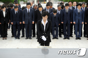 추미애 대표 5·18민주묘지 찾아 묵념