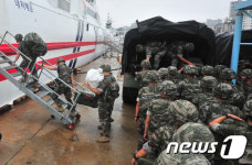 울릉도 복구 장비 선적 중