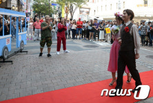 명동길 한복판에 열린 게릴라 연극 한마당